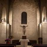 Camminando sul pavimento in pietra di Trani, ci avviciniamo all�altare maggiore. La sua decorazione appare essenziale, caratterizzata da una bianca ara in pietra poggiata su un basso gradino in marmo e �colorata� solo da fiori e candele rosa e viola alla sua sinistra